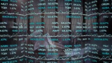 Yürüyen iş adamları üzerinde finansal veri işleme animasyonu. küresel finansman, iş dünyası, dijital arayüz ve teknoloji konsepti dijital olarak oluşturulmuş video.