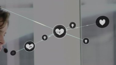 Kulaklık takan iş adamlarının iletişim ağı ve simgelerinin animasyonu. küresel iletişim, iş dünyası, bağlantılar, dijital arayüz ve teknoloji konsepti dijital olarak oluşturulmuş video.