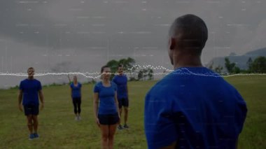 Egzersiz yapan bir grup kadın ve erkek üzerinde veri işleme animasyonu. spor ve yarışma konsepti dijital olarak oluşturulmuş video.