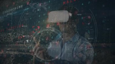 VR kulaklık takan iş adamının finansal veri işleme animasyonu. küresel iletişim, iş dünyası, bağlantılar, dijital arayüz ve teknoloji konsepti dijital olarak oluşturulmuş video.