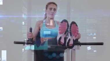 Spor aletleri kullanan bir kadının istatistik ve veri işleme animasyonu. global spor, fitness ve veri işleme konsepti dijital olarak oluşturulmuş video.