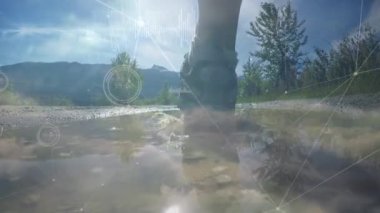 Bağlantılar ağının animasyonu ve koşan kadın hakkında veri işleme. global spor, fitness, sağlıklı yaşam tarzı ve dijital olarak üretilen veri işleme konsepti.