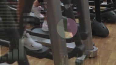 Yürüyen makineler kullanan insanların istatistik ve veri işleme animasyonları. global spor, fitness ve veri işleme konsepti dijital olarak oluşturulmuş video.