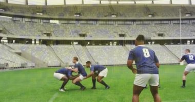 Stadyumdaki erkek rugby oyuncuları üzerinde renkli karelerin animasyonu. spor ve yarışma konsepti dijital olarak oluşturulmuş video.