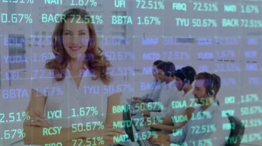 Telefon kulaklığı takan iş kadınının istatistik ve veri işleme animasyonu. iş, bağlantı, teknoloji ve dijital arayüz konsepti dijital olarak oluşturulmuş video