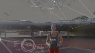 Bağlantılar ağının animasyonu ve koşan kadın hakkında veri işleme. global spor, fitness, sağlıklı yaşam tarzı ve dijital olarak üretilen veri işleme konsepti.