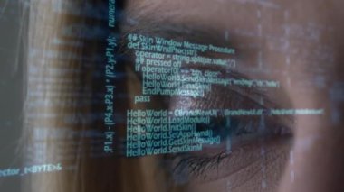 Kadının yüzünün üzerinde veri işleme animasyonu. küresel veri işleme, dijital arayüz ve dijital olarak oluşturulmuş video konsepti.