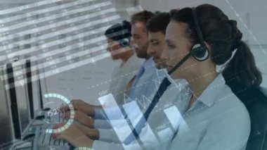 Kulaklık takan iş adamlarının finansal veri işleme animasyonu. küresel iletişim, iş dünyası, bağlantılar, dijital arayüz ve teknoloji konsepti dijital olarak oluşturulmuş video.