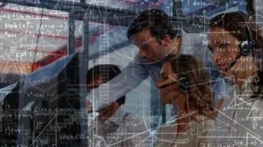 Kulaklık takan iş adamlarının matematiksel çizimlerinin animasyonu. küresel iletişim, iş dünyası, bağlantılar, dijital arayüz ve teknoloji konsepti dijital olarak oluşturulmuş video.