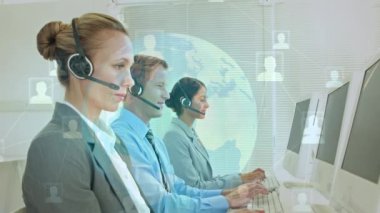 Telefon kulaklığı takanların üzerine ikili kod animasyonu. küresel iş, dijital arayüz ve teknoloji konsepti dijital olarak oluşturulmuş video.