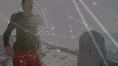 Bağlantılar ağının animasyonu ve koşan kadın hakkında veri işleme. global spor, fitness, sağlıklı yaşam tarzı ve dijital olarak üretilen veri işleme konsepti.