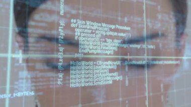 Şebeke üzerinden kadın gözlerine karşı veri işleme. siber güvenlik ve bilgisayar arayüzü teknolojisi kavramı