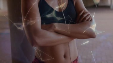 Bağlantılar ağının ve kolları bağlı, zinde bir kadının üzerindeki dünyanın animasyonu. küresel bağlantılar, spor, fitness ve veri işleme konsepti dijital olarak oluşturulmuş video.
