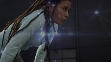 Formda bir kadının egzersiz yapması üzerine bağlantı ağının animasyonu. küresel bağlantılar, spor, fitness ve veri işleme konsepti dijital olarak oluşturulmuş video.