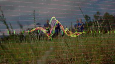 Koşan bir grup kadın ve erkek üzerinde veri işleme animasyonu. spor ve yarışma konsepti dijital olarak oluşturulmuş video.