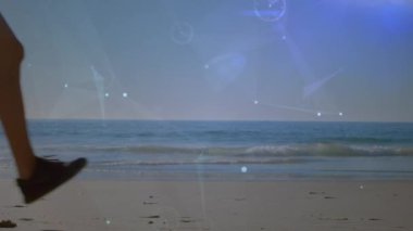 Bağlantılar ağının animasyonu ve koşan kadın hakkında veri işleme. global spor, fitness, sağlıklı yaşam tarzı ve dijital olarak üretilen veri işleme konsepti.