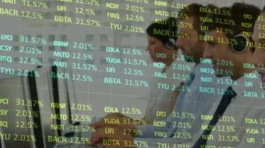 Telefon kulaklığı takan iş adamlarıyla ilgili istatistik ve veri işleme animasyonları. iş, bağlantı, teknoloji ve dijital arayüz konsepti dijital olarak oluşturulmuş video.