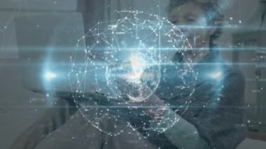 Dizüstü bilgisayar kullanan bir kadın üzerinde bağlantı ağı olan bir dünya animasyonu. küresel iş, dijital arayüz ve teknoloji konsepti dijital olarak oluşturulmuş video.