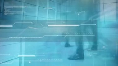 Yürüyen iş adamları üzerinde finansal veri işleme animasyonu. küresel finansman, iş dünyası, dijital arayüz ve teknoloji konsepti dijital olarak oluşturulmuş video.