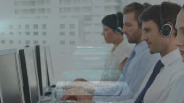 Telefon kulaklığı takan iş adamlarının ekranlarını hareket ettirme animasyonu. küresel dijital arayüz, tıp, veri işleme ve teknoloji konsepti dijital olarak oluşturulmuş video.