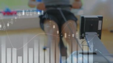 Kürek makinesiyle insan üzerinde veri işleme animasyonu. küresel spor ve veri işleme kavramı dijital olarak oluşturulmuş video.