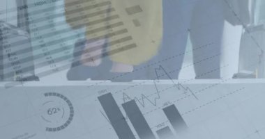 İş adamları üzerinde finansal veri işleme animasyonu. küresel iş, bağlantılar ve veri işleme kavramı dijital olarak oluşturulmuş video.