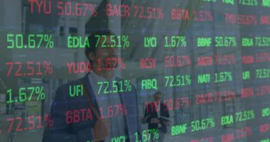 İş adamları üzerinde finansal veri işleme animasyonu. küresel iş, bağlantılar ve veri işleme kavramı dijital olarak oluşturulmuş video.