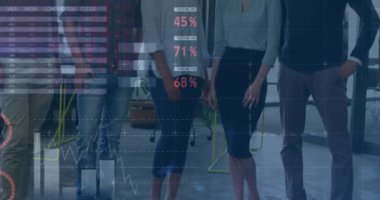 İş adamları üzerinde finansal veri işleme animasyonu. küresel iş, bağlantılar ve veri işleme kavramı dijital olarak oluşturulmuş video.