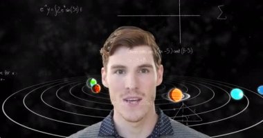 Denklemler ve güneş sistemi üzerinde iş adamı animasyonu. küresel astronomi, bilim, bağlantılar ve teknoloji konsepti dijital olarak oluşturulmuş video.