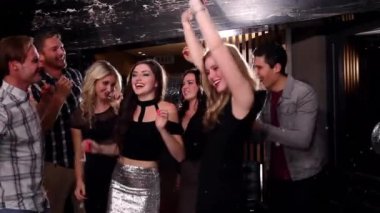 Partide dans eden mutlu arkadaş grubu yerine beyaz beneklerin canlandırılması. parti, kutlama, müzik ve eğlence konsepti dijital olarak oluşturulmuş video.