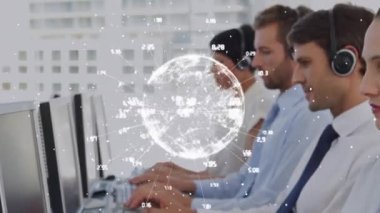 Dünya 'nın animasyonu ve kulaklık takan iş adamlarının bağlantıları. küresel iletişim, iş dünyası, bağlantılar, dijital arayüz ve teknoloji konsepti dijital olarak oluşturulmuş video.