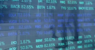 İş adamları üzerinde finansal veri işleme animasyonu. küresel iş, bağlantılar ve veri işleme kavramı dijital olarak oluşturulmuş video.