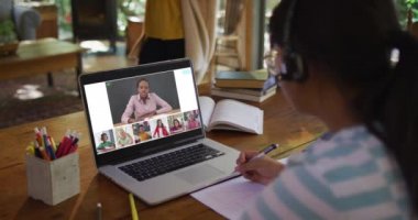 Evde online ders için dizüstü bilgisayar kullanan liseli kız, ekranda çeşitli öğretmenler ve sınıflar var. küresel iletişim teknolojisi ve çevrimiçi ilköğretim konsepti, dijital kompozit video.