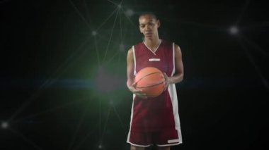 Siyah arka plandaki kadın basketbolcu üzerinden bağlantı ağının animasyonu. global spor, rekabet ve bağlantılar dijital olarak oluşturulmuş video konsepti.