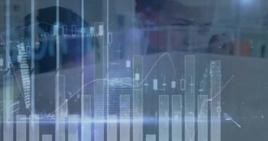 Mutlu liseli kız üzerinden finansal veri işleme animasyonu. küresel iş, bağlantılar ve veri işleme kavramı dijital olarak oluşturulmuş video.