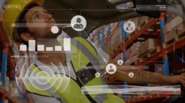 Depoda çalışan adam üzerindeki bağlantı ağının animasyonu. küresel gönderim, bağlantılar ve veri işleme konsepti dijital olarak oluşturulmuş video.