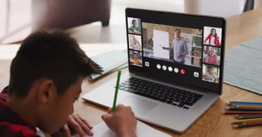 Liseli çocuk evde online ders için dizüstü bilgisayar kullanıyor. Çeşitli öğretmenler ve sınıflar ekranda. küresel iletişim teknolojisi ve çevrimiçi ilköğretim konsepti, dijital kompozit video.