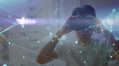 VR kulaklık takan iş adamlarıyla bağlantı ağının animasyonu. küresel iletişim, iş dünyası, güvenlik, dijital arayüz ve teknoloji konsepti dijital olarak oluşturulmuş video.