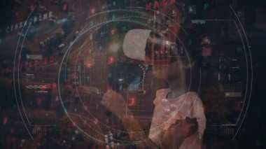 VR kulaklık takan bir kızın finansal veri işleme animasyonu. küresel iletişim, iş dünyası, bağlantılar, dijital arayüz ve teknoloji konsepti dijital olarak oluşturulmuş video.