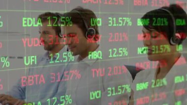 Kulaklık takan iş adamlarının finansal veri işleme animasyonu. küresel iletişim, iş dünyası, bağlantılar, dijital arayüz ve teknoloji konsepti dijital olarak oluşturulmuş video.