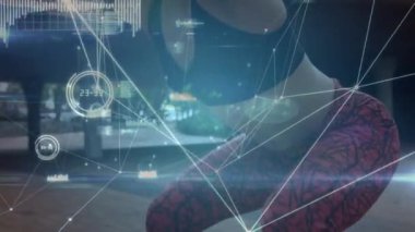 Açık havada egzersiz yapan kadın üzerindeki bağlantı ağının animasyonu. global spor, fitness, veri işleme ve dijital arayüz kavramı dijital olarak oluşturulmuş video.