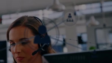 Kulaklık takan iş adamları üzerindeki bağlantılar ve simgelerin animasyonu. küresel iletişim, iş dünyası, bağlantılar, dijital arayüz ve teknoloji konsepti dijital olarak oluşturulmuş video.