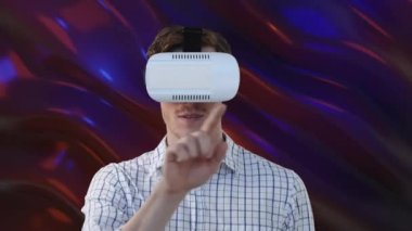 Kırmızı ve mor sıvı arka plan üzerine vr kulaklık takan iş adamının animasyonu. teknoloji ve renk hareketi konsepti dijital olarak oluşturulmuş video.