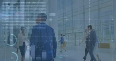 İş adamları üzerinde finansal veri işleme animasyonu. küresel iş, bağlantılar ve veri işleme kavramı dijital olarak oluşturulmuş video.