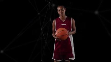 Siyah arka plandaki kadın basketbolcu üzerinden bağlantı ağının animasyonu. global spor, rekabet ve bağlantılar dijital olarak oluşturulmuş video konsepti.