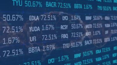 İnsan beyni üzerinde veri işleme animasyonu. küresel bilim, veri işleme ve dijital arayüz kavramı dijital olarak oluşturulmuş video.