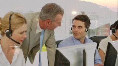 Telefon kulaklığı takan insanlara mesaj atma animasyonu. küresel iş, dijital arayüz ve teknoloji konsepti dijital olarak oluşturulmuş video.