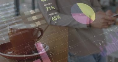 Akıllı telefon kullanan bir kadının istatistik ve veri işleme animasyonu. küresel iş, dijital arayüz ve teknoloji konsepti dijital olarak oluşturulmuş video.