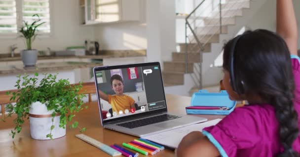 Colegiala Utilizando Ordenador Portátil Para Lección Línea Casa Con Amigo — Vídeos de Stock
