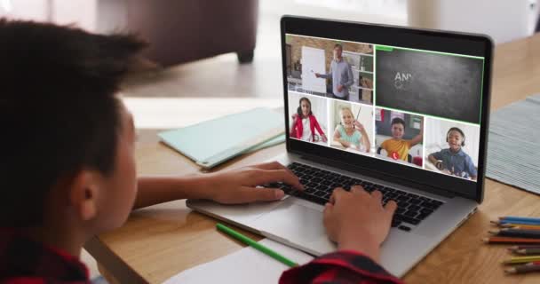 Compuesto Niño Usando Ordenador Portátil Para Lección Línea Casa Con — Vídeos de Stock